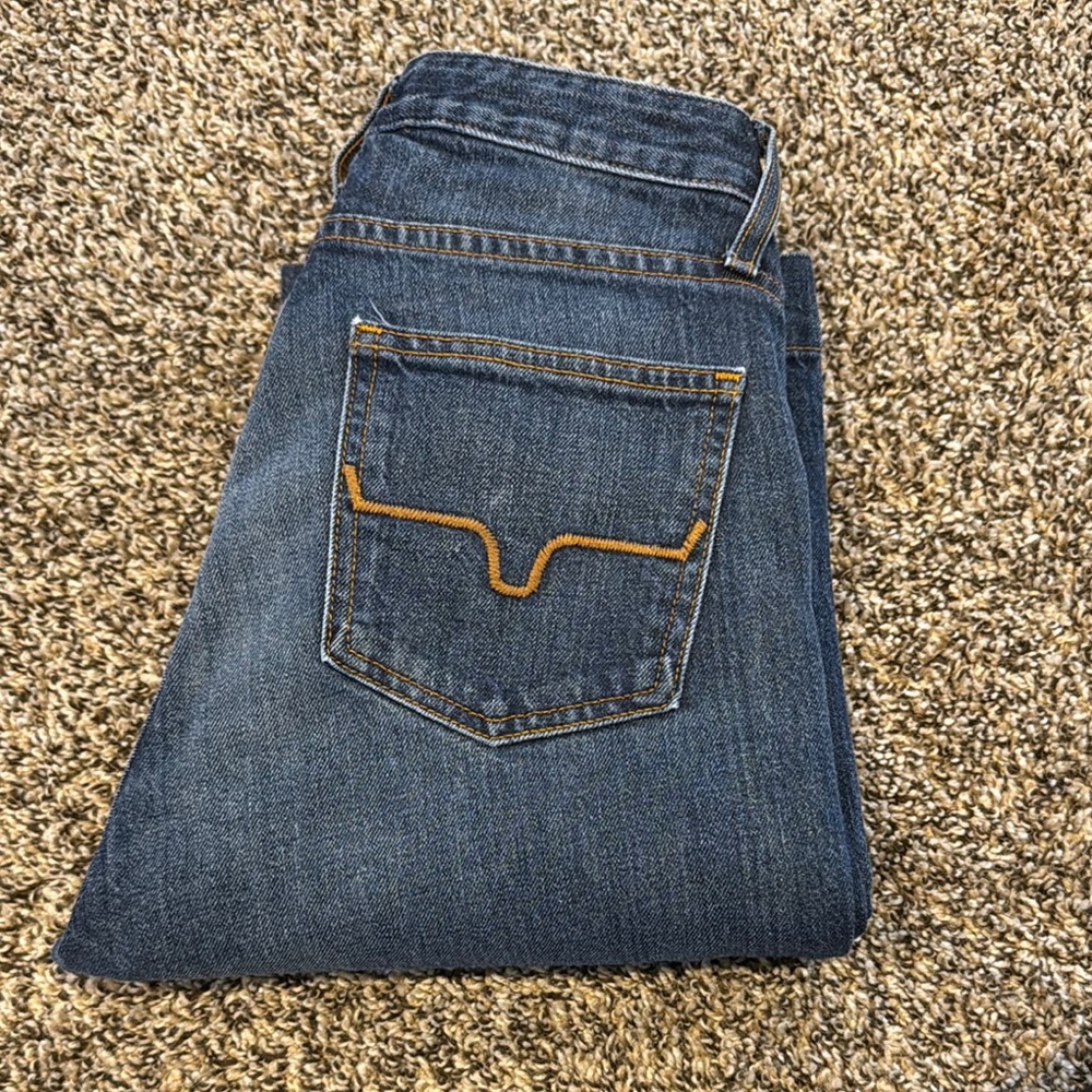 Blue Straight Jeans with Contrast Stitching and Medium Weight Fabric